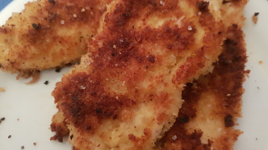 元シェフのパートナーが作るチキンシュニッツェル (洋風チキンカツ)