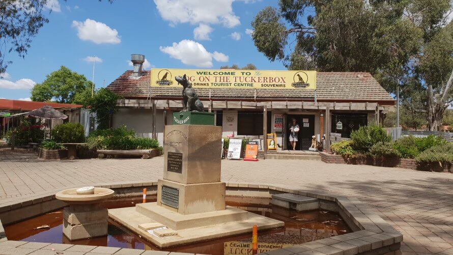 Dog on the Tuckerbox (弁当箱に乗った犬) の記念碑 in Gundagai