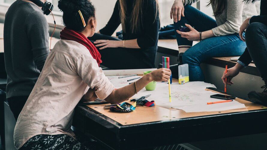 ワーキングホリデーで語学学校に行くべき?それとも…