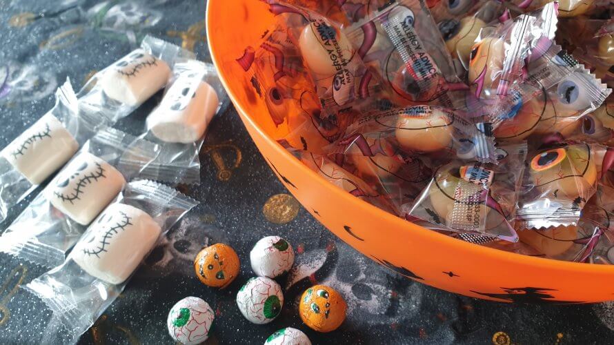 スーパーマーケットで楽しいハロウィンのお菓子探し♪