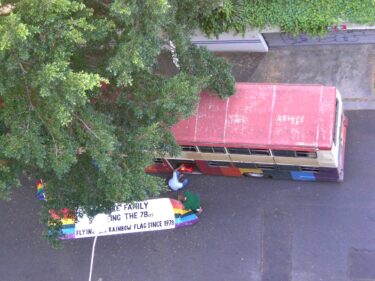 シドニーで行われる世界最大の LGBTQIA+の祭典『マルディグラ (Mardi Gras)』について