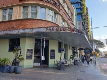 ブティックホテル『The Old Clare Hotel』の歴史ある建物の一角にあるパブ