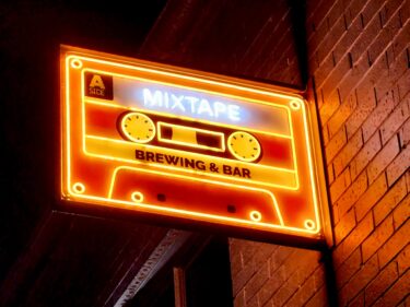 カセットテープのモチーフが印象的なビールのブリュワリー『Mixtape Brewing & Bar』