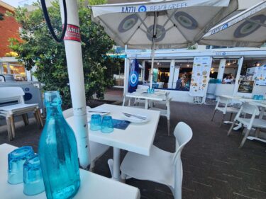 ビーチ沿いにある本格ギリシャ料理のレストランレストラン『Kazzi Beach Greek』